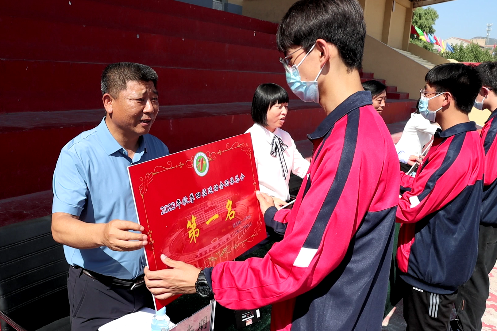 县委副书记,政法委书记高尚明,县委常委,组织部长吕世伟观看运动会并
